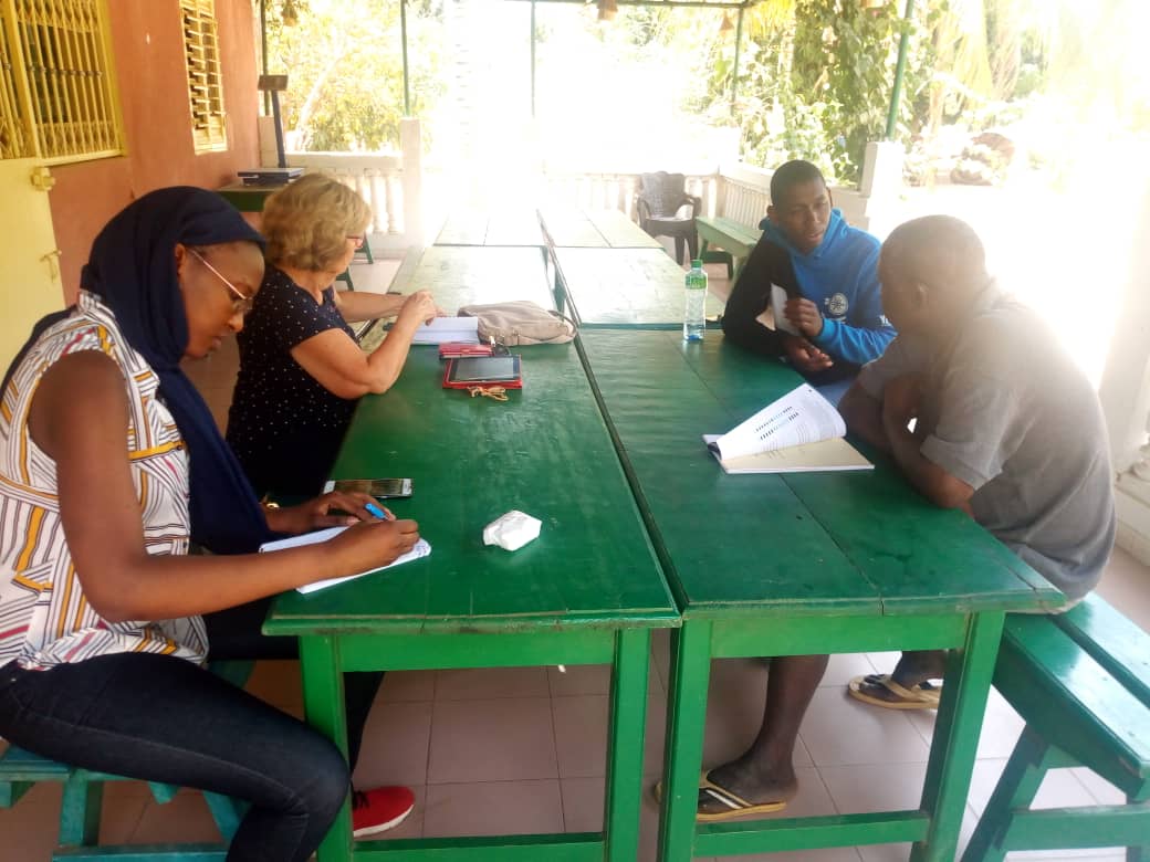 Discussion de l’équipe de CICODEV avec M. Gora NDIAYE et Mme Josette Loukianoff à la ferme Kaydara